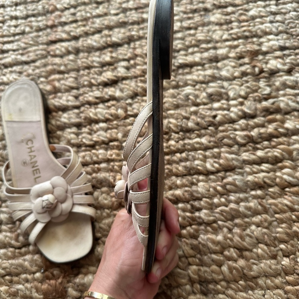 CHANEL Cream Sandals with Bow Detail - Picture 3 of 7